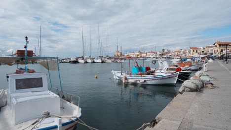 Pan-Shote-De-Yates-En-La-Marina-Principal-En-La-Isla-De-Aegina,-Islas-Sarónicas,-Grecia