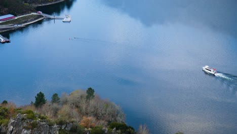 Katamaran-Fährt-In-San-Esteban-Pier-In-Nogueira-De-Ramuin-Ourense-Galicien-Spanien-Ein