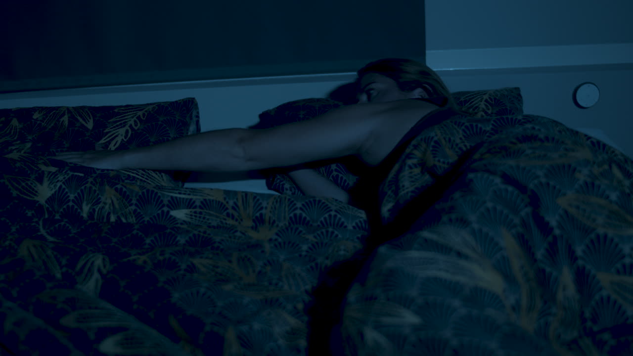 mujer colocando su mano en el lado vacío de la cama y quedándose dormida - 2