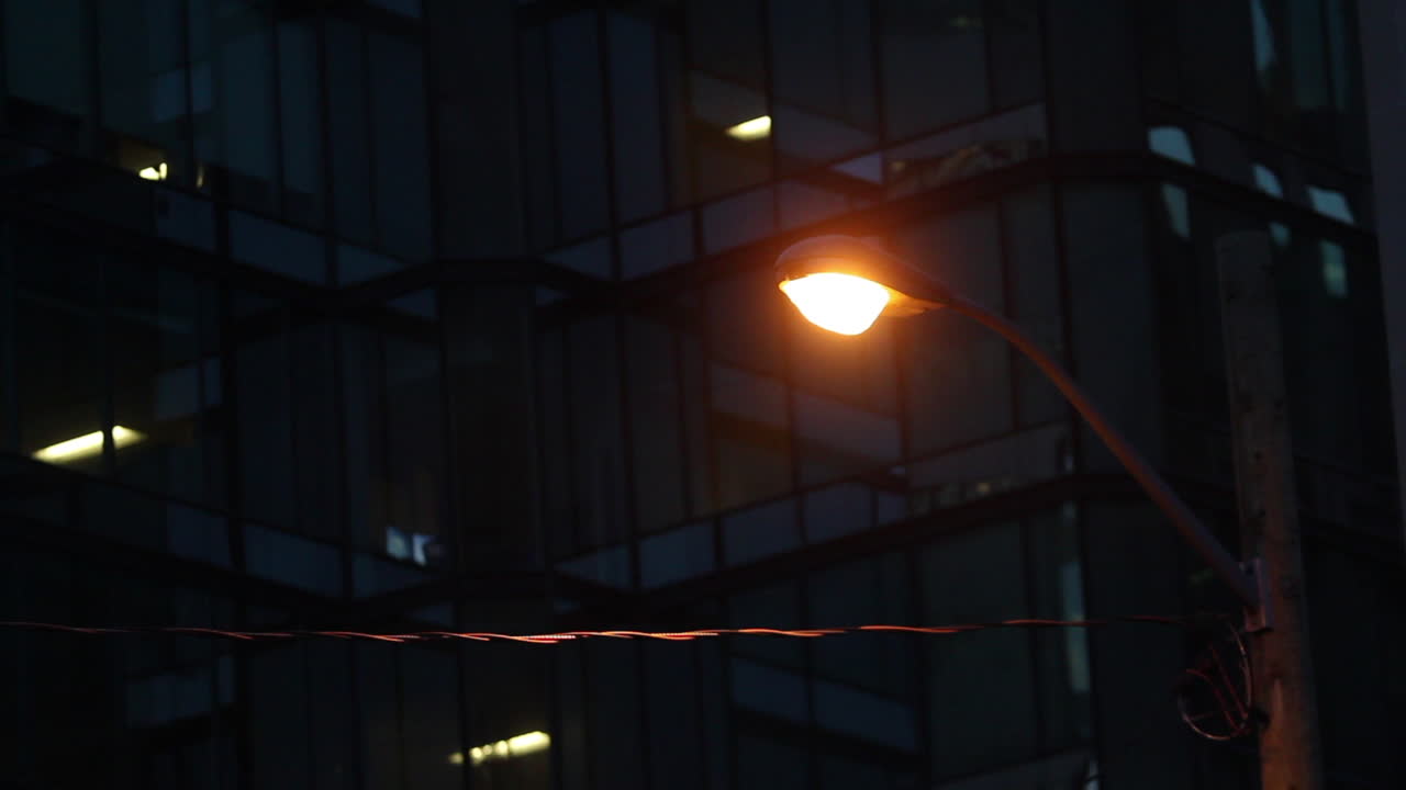 밤 시내의 가로등