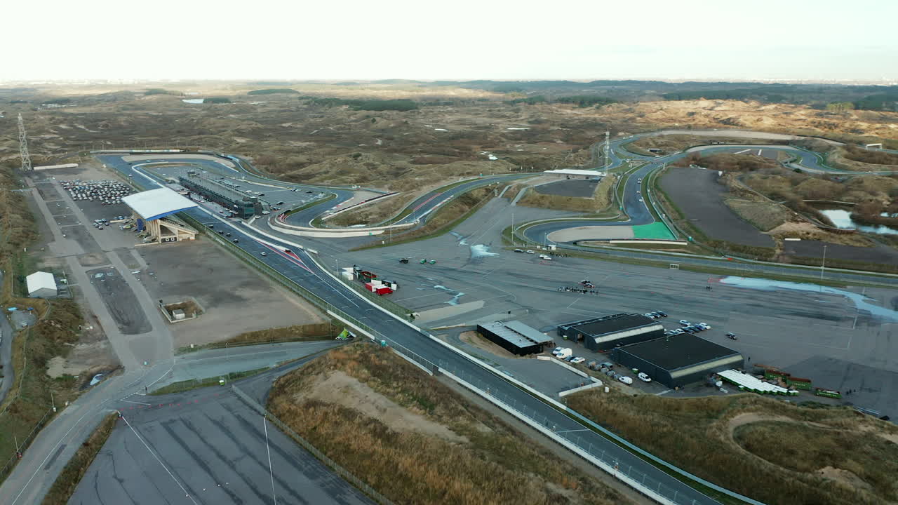 coches de fórmula uno corriendo por la larga pista de carreras en el circuito de zandvoort en países bajos