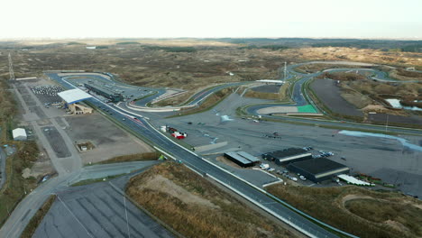 coches de fórmula uno corriendo por la larga pista de carreras en el circuito de zandvoort en países bajos