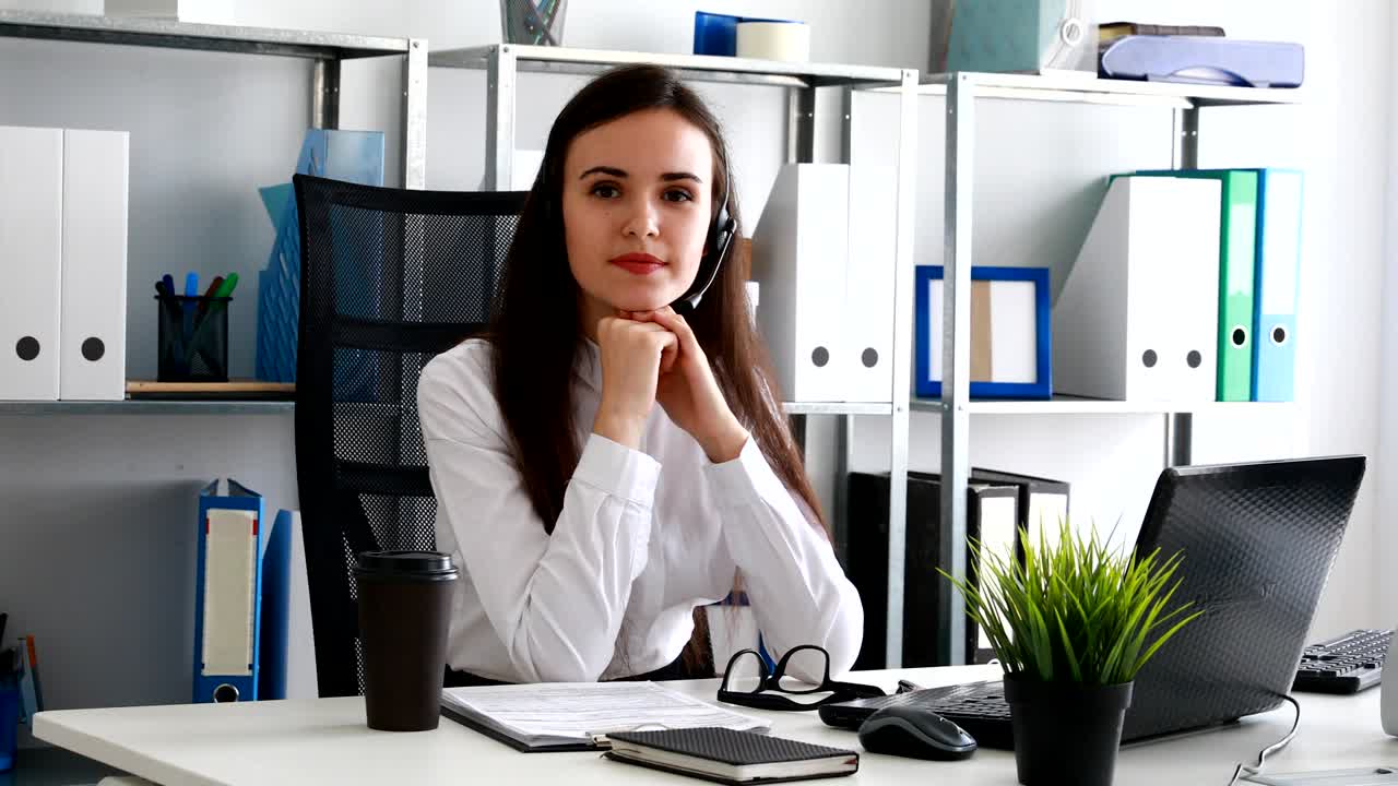 mujer apoyando la cabeza en las manos, enderezando los auriculares y mirando a la cámara