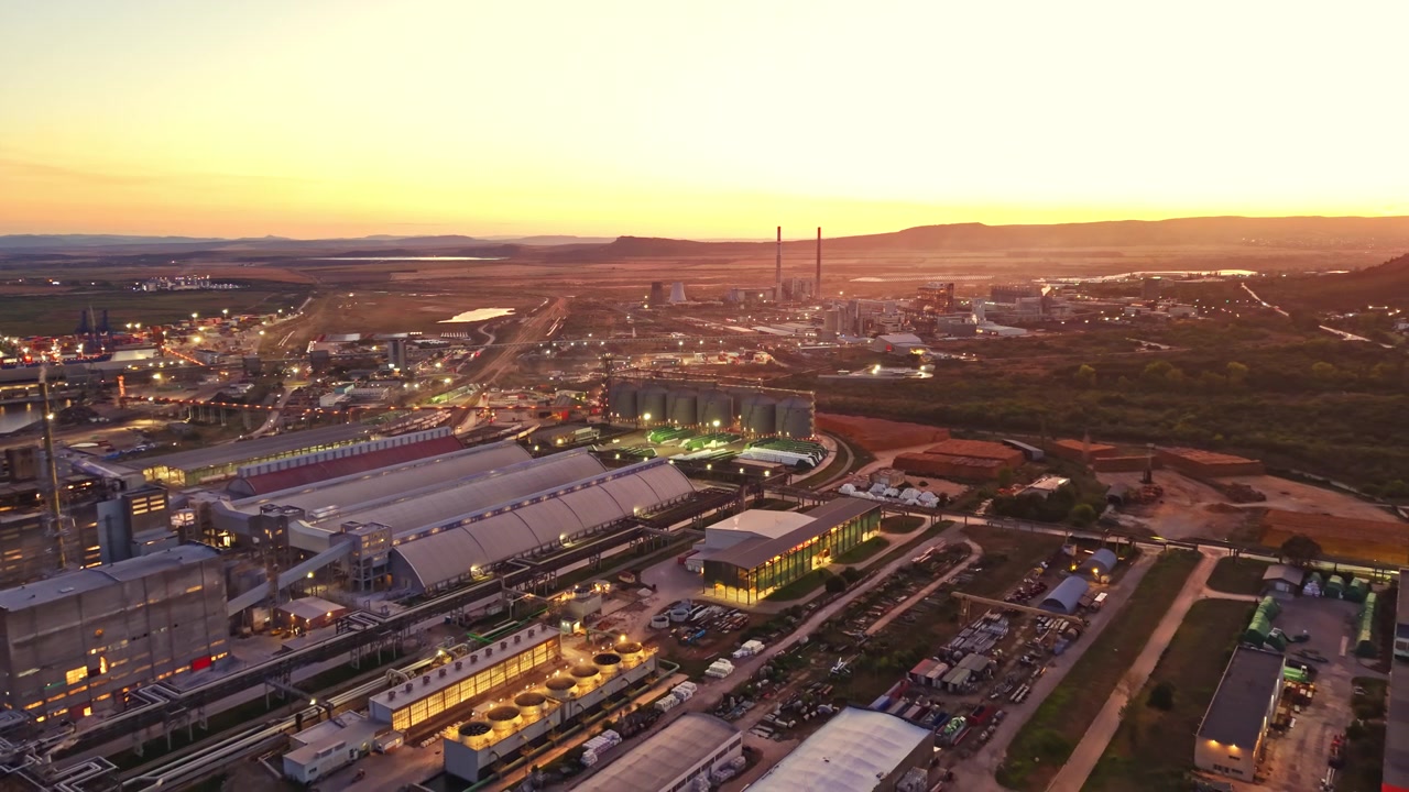 Vista de área industrial durante o pôr do sol