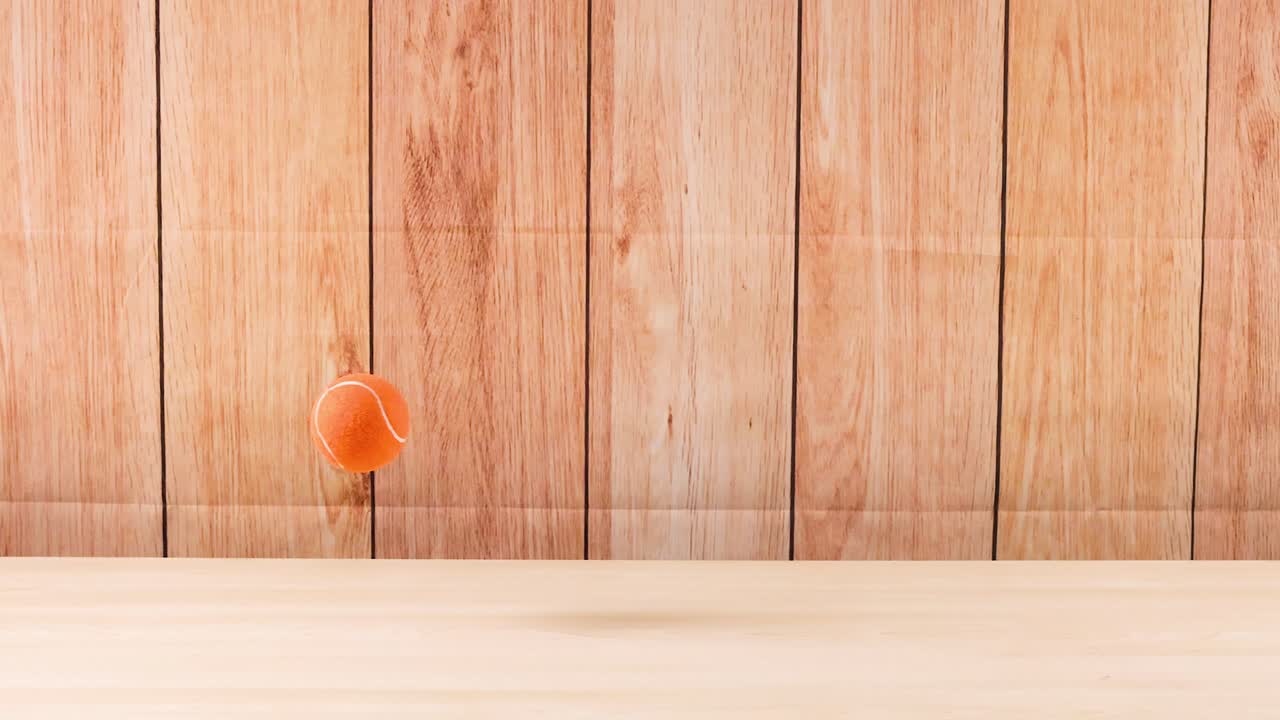una pelota de tenis rebota en una superficie de madera