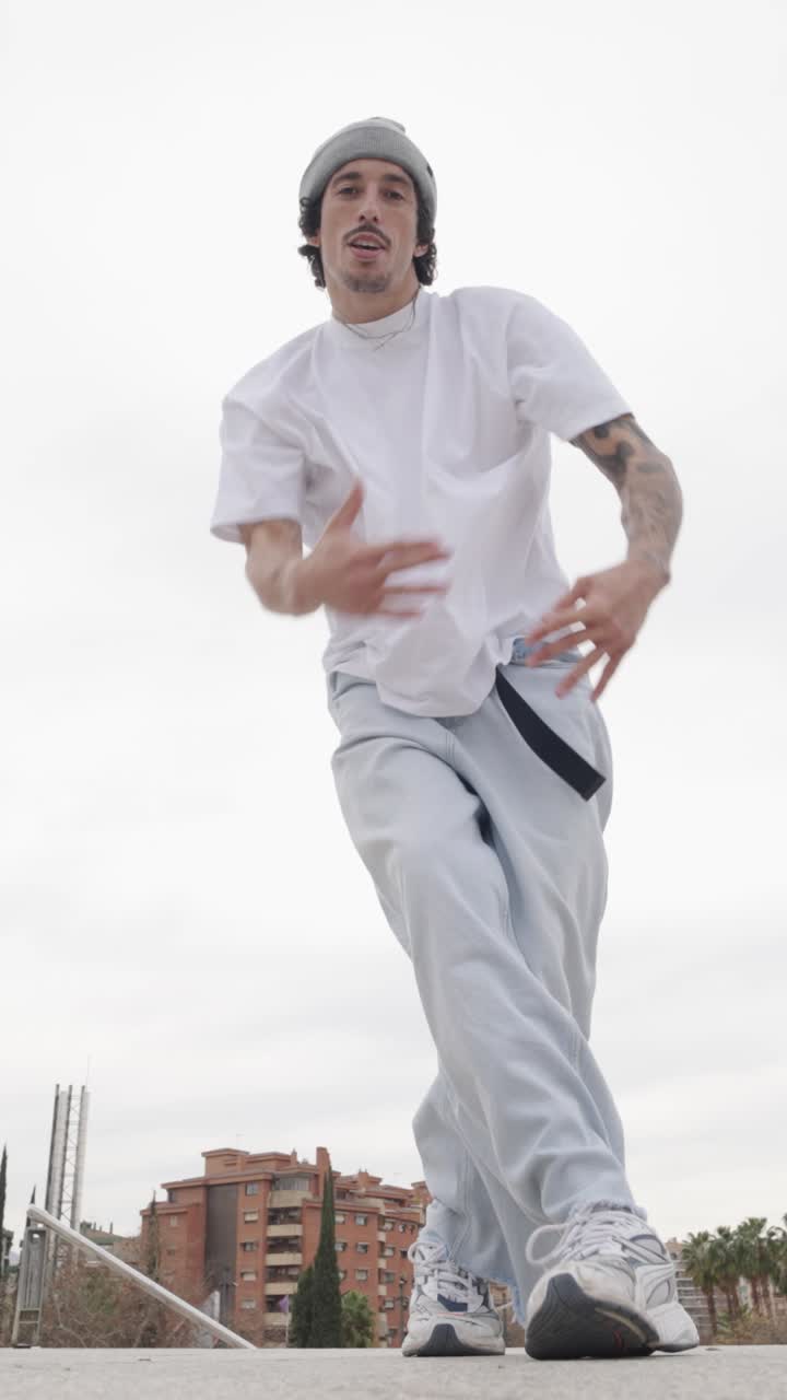 Ballerino energico che esegue varie mosse sul tetto