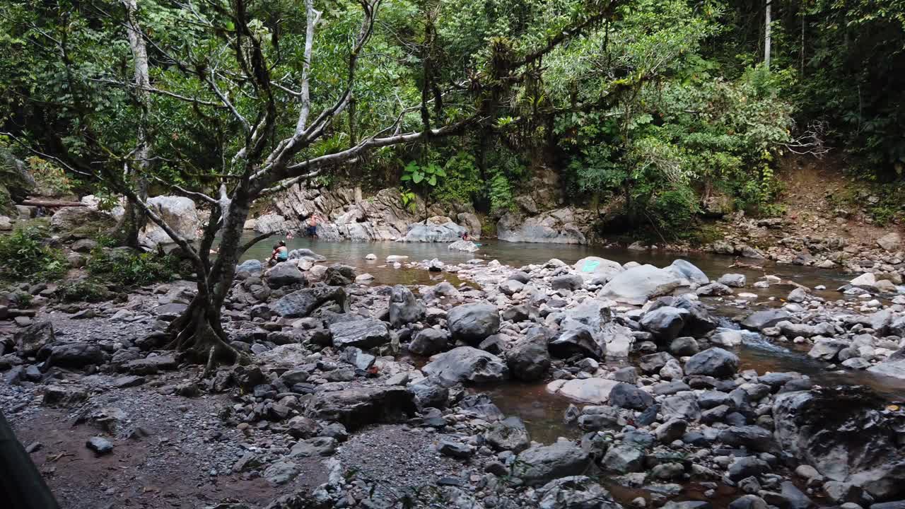 video diurno de 4k del río huallaga que desemboca en la selva amazónica del perú, en la ciudad de tingo maria