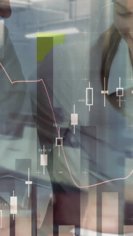 animación del procesamiento de datos financieros sobre personas de negocios en la reunión