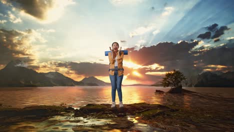 cuerpo lleno de excursionista femenina asiática con mochila de montañismo diciendo wow mientras estaba de pie en un lago durante el atardecer