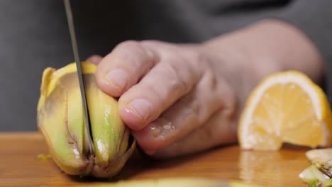 여자 절단 artichoke. 요리 과정. 클로즈업