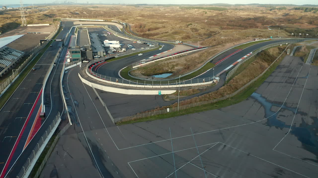 pista de carreras de automovilismo zandvoort en los países bajos - toma aérea de drones