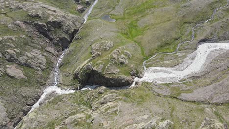 Weitwinkel-Drohnenvideo-Der-Wunderschönen-Berge-In-Norditalien-Mit-Einem-Riesigen-Wasserfall-Und-Fluss