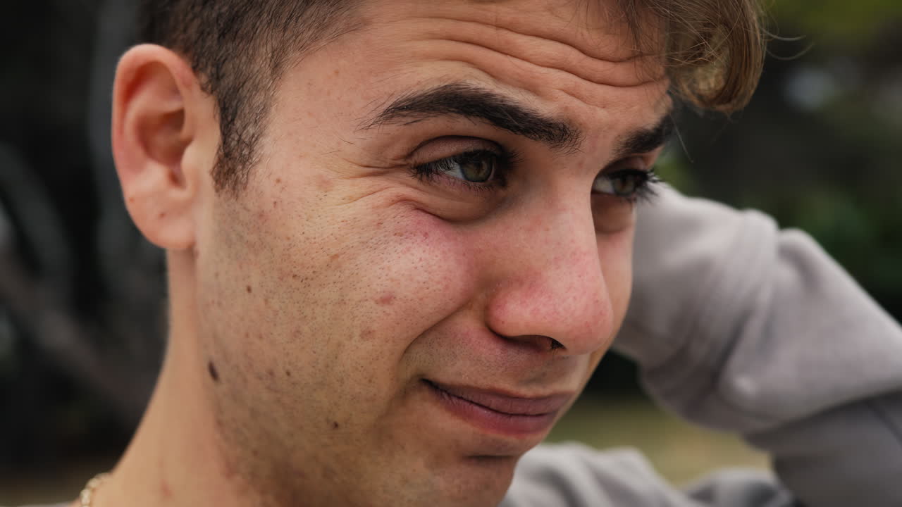 소년은 공원에서 자연 속에서 겁과 부끄러움을 표시합니다.