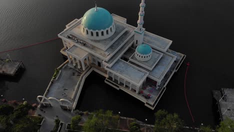 vista aérea de la hermosa mezquita flotante de kuching