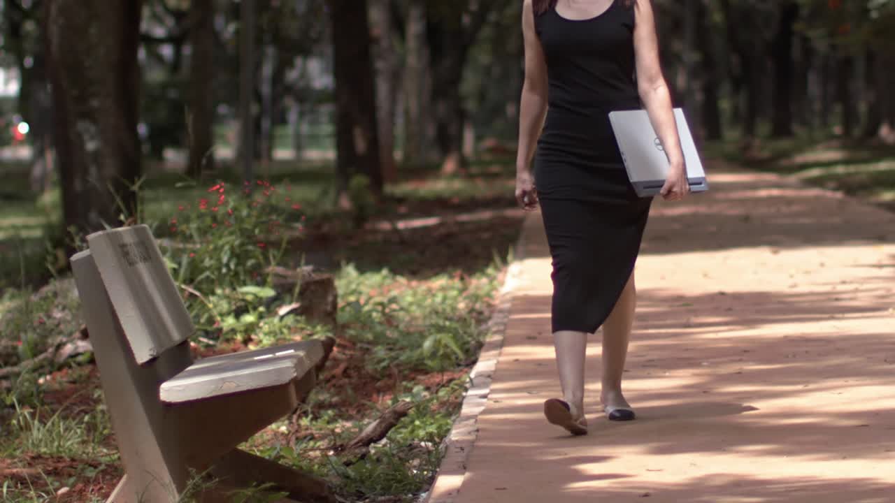 사무실 작업은 그림 같은 평화로운 환경에서 더 매력적입니다.