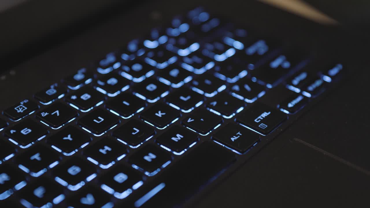 게임용 노트북의 빛나는 rgb 키보드 - 핸드 팬