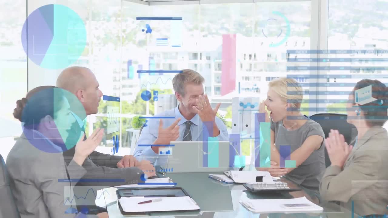 사무실에서 회의를 가진 다양한 사업가들에 대한 금융 데이터 처리의 애니메이션