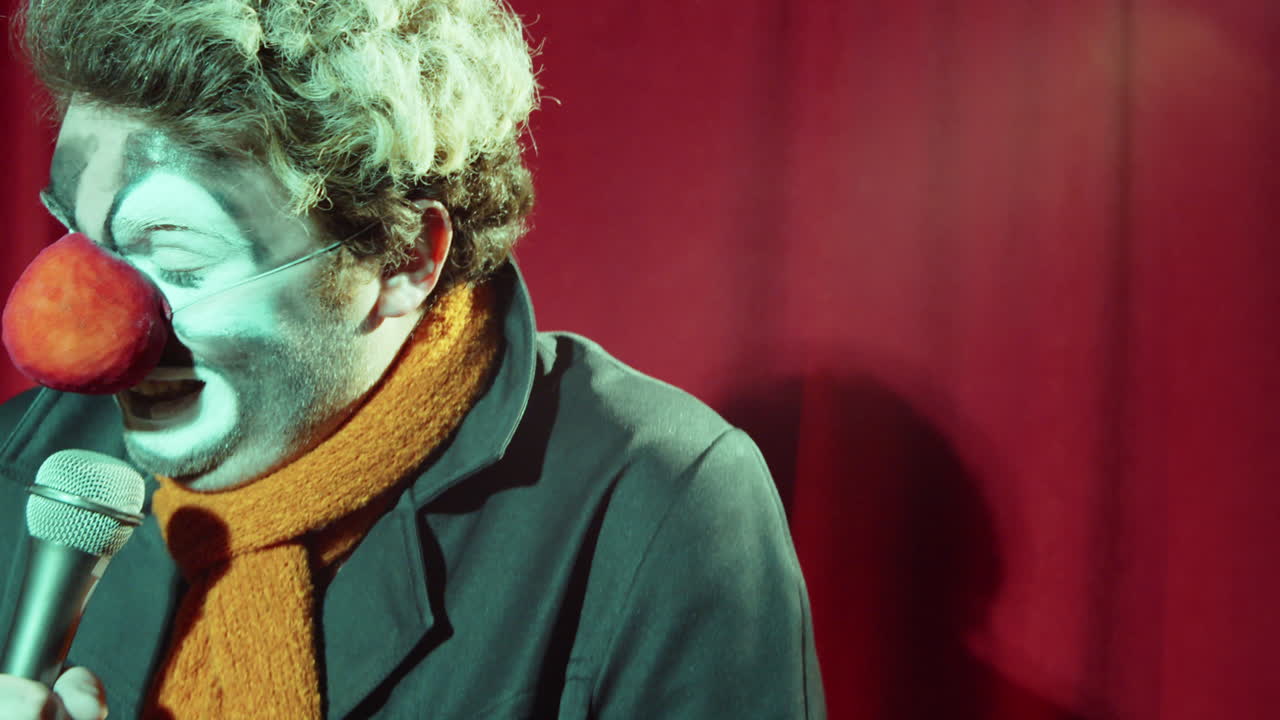 payaso hablando en el micrófono durante la actuación en el escenario