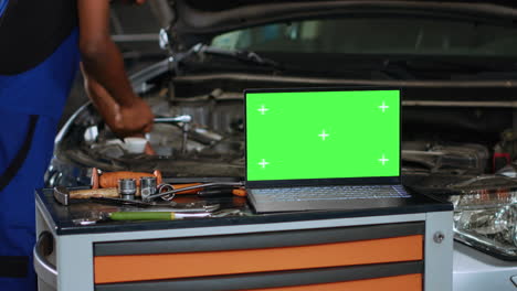 laptop de maqueta en el garaje al lado del mecánico