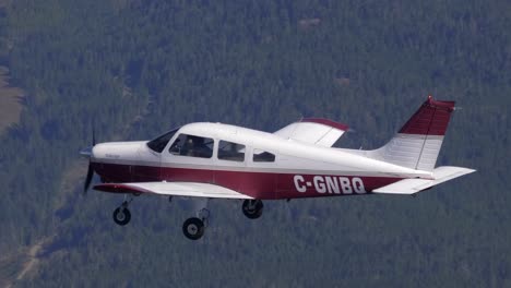 pequeño canadiense registrado piper pa-28 formación de vuelo vista aire-aire