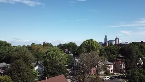 imágenes de drones del horizonte de cleveland y el lago erie