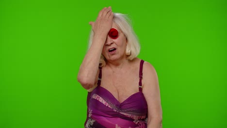 mujer turista en traje de baño haciendo gestos faciales con la palma de la mano, sintiéndose aburrida, avergonzada