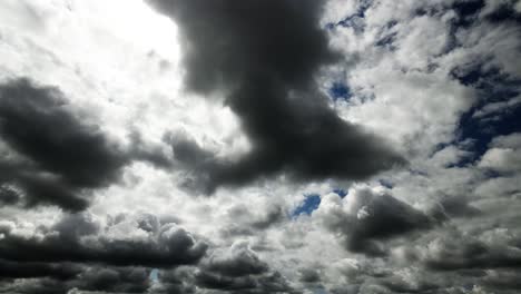 Atemberaubender-Zeitraffer-Von-Wolken-Am-Blauen-Himmel-Mit-Aufflackernder-Sonne