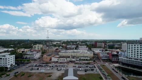 un avión no tripulado volando sobre negocios y construcciones en el centro de fort myers, florida.