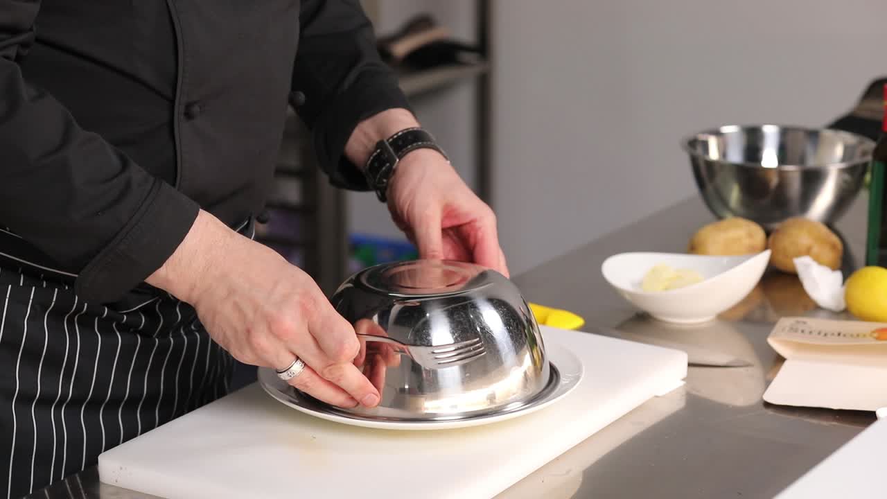 Kok tilbereder og serverer bøf