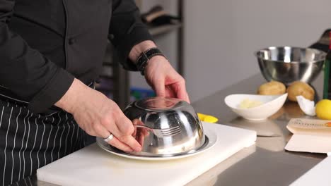 chef preparando y sirviendo bistec