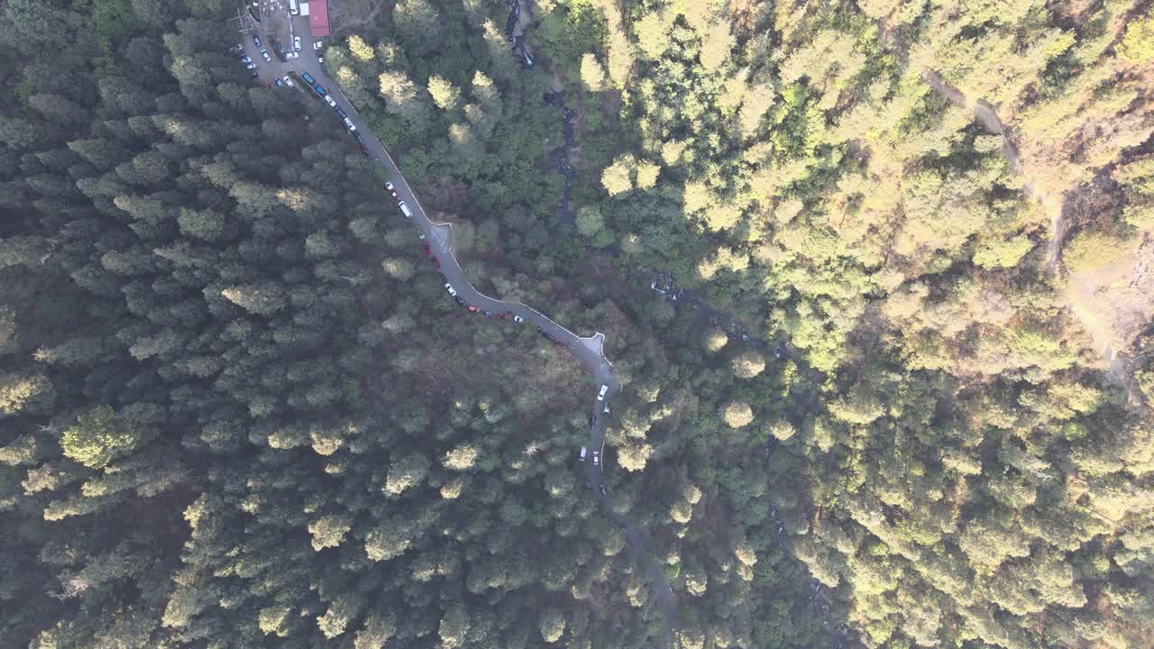 작은 도로와 작은 강에 지브 다운