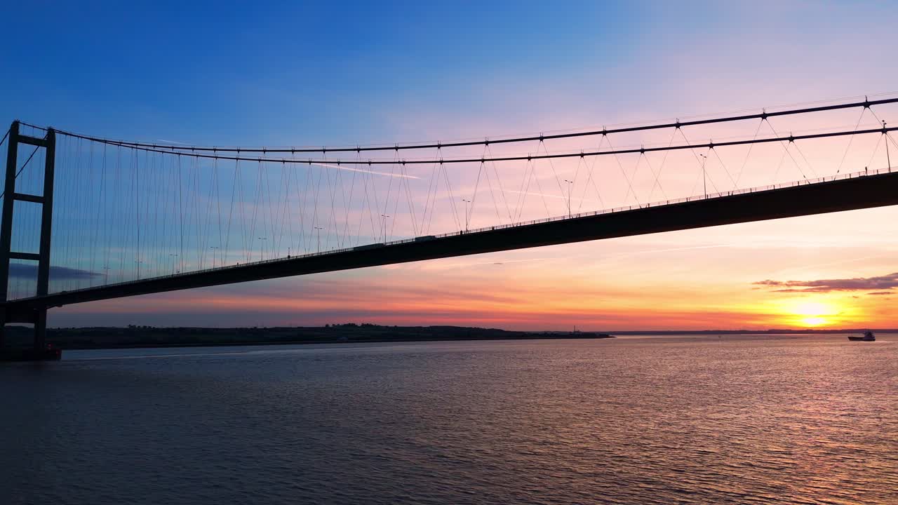 해가 지는 따뜻한 곳에서 목욕하는 험버 다리, 자동차가 원활하게 그 길이를 가로지르고, 숨가 ⁇ 는 공중 전망으로 포착되었습니다.