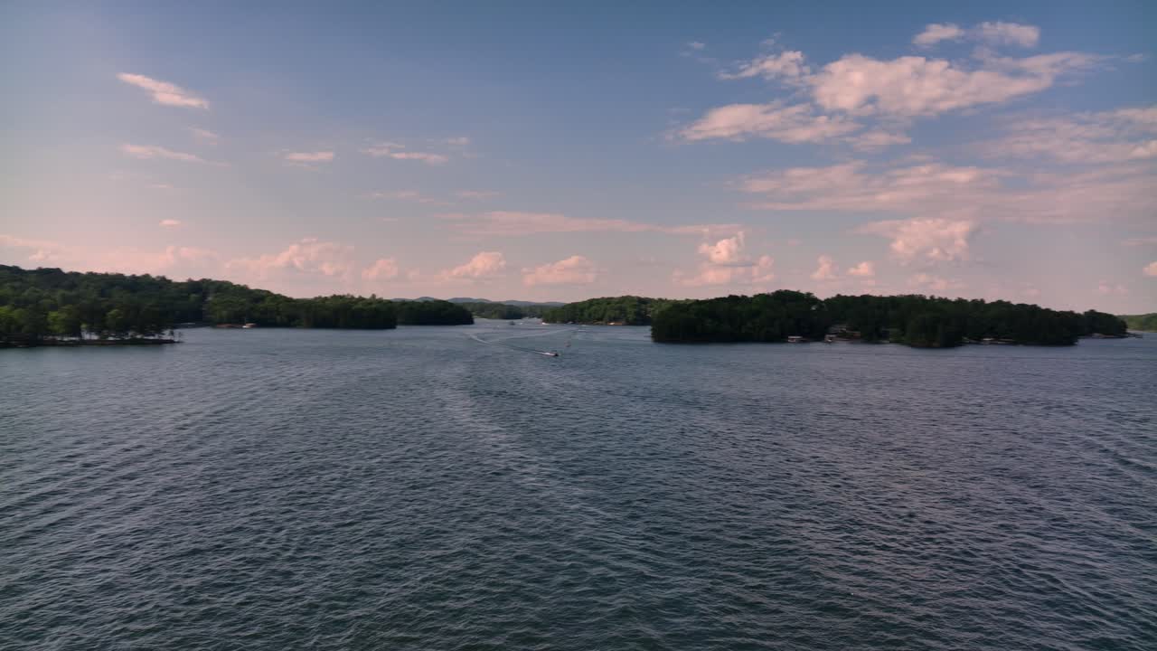 vista aérea del lago lanier con navegantes en georgia