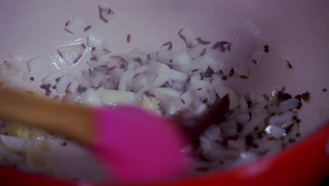 cerca de los ingredientes cocinando en una olla de hierro fundido cocinando papaya curry verde y maduro amarillo orgánico papaya fresca pawpaw