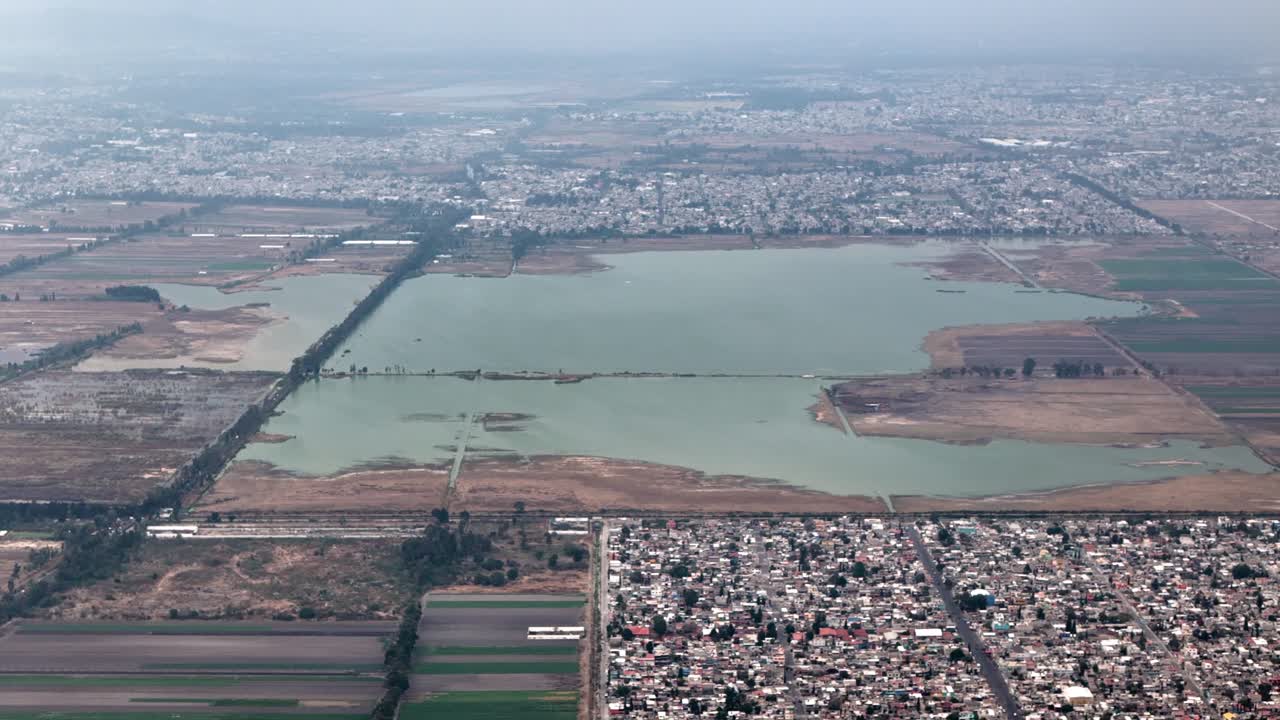 멕시코 시티에 있는 고대 테노치티틀란 석호의 항공 촬영