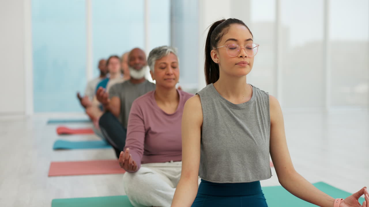 mujer, entrenador y meditación zen en clase de yoga