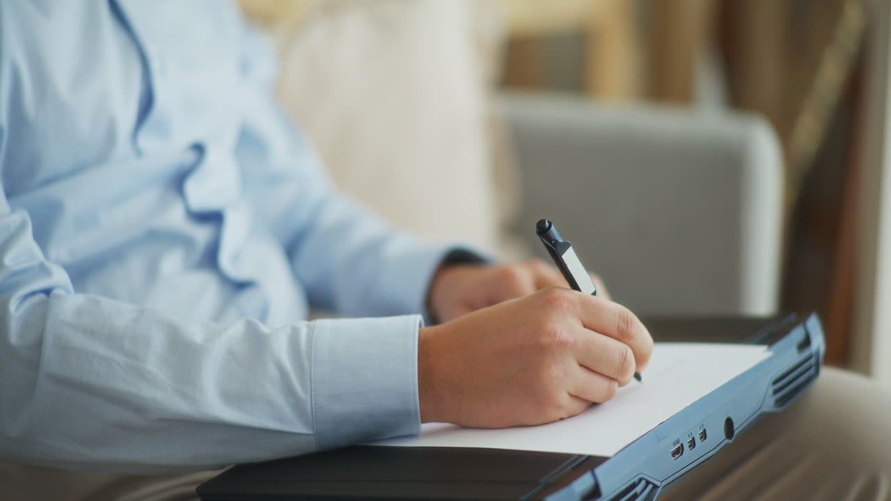 el hombre de negocios concentrado escribe notas.