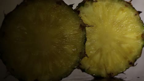 jugosas rebanadas de ananas de piña comosus dulce en un oscuro