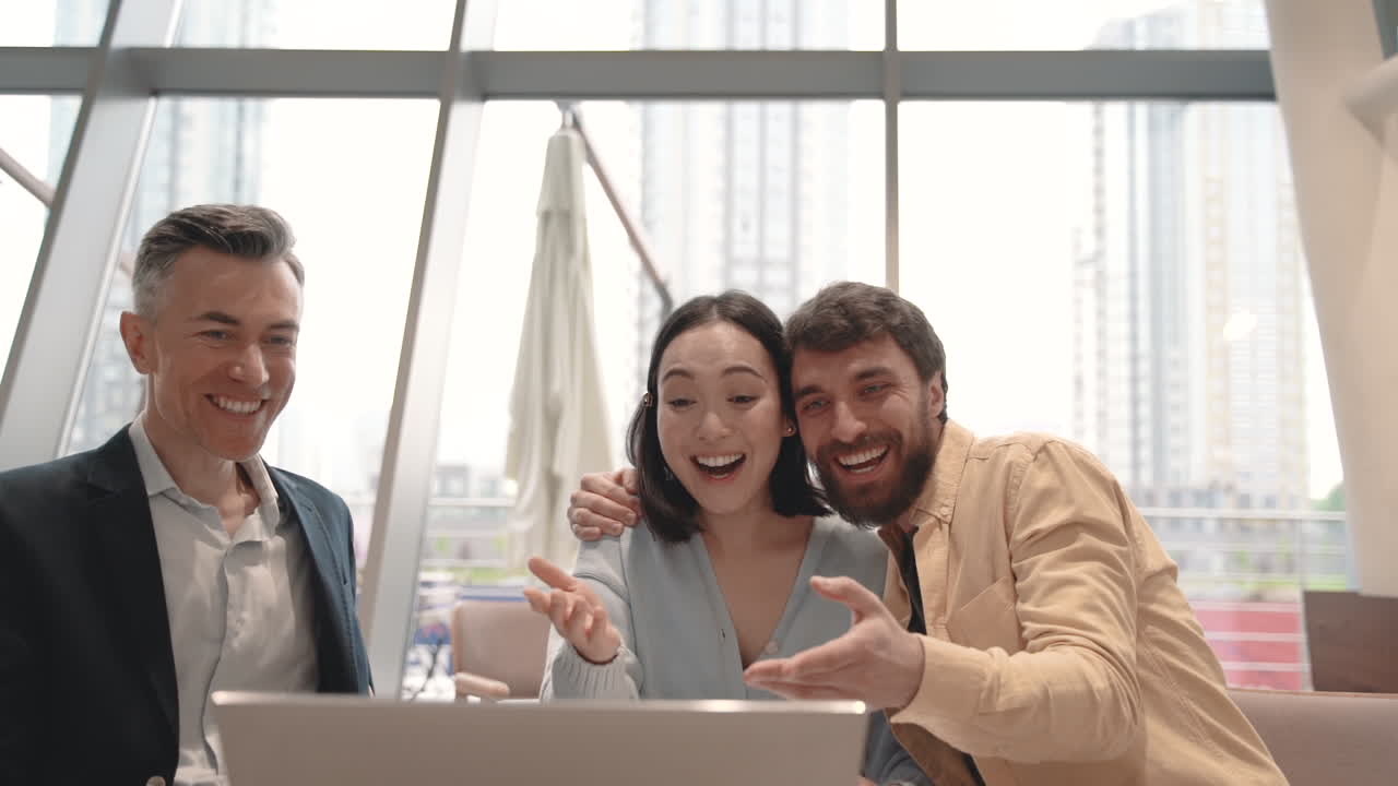 padre e hija jugando en la sala de estar en casa 1