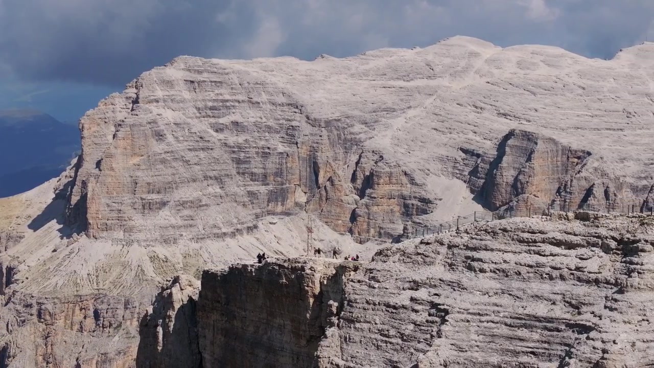 Cime aspre delle Dolomiti vicino alla Terrazza delle Dolomiti, catturate con dettagli mozzafiato