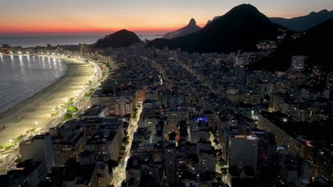 horizonte de la puesta del sol en la playa de copacabana en río de janeiro, brasil