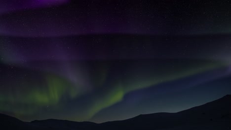 aurora con silueta montaña llanuras primer plano