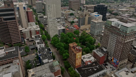 Memphis-Tennessee-Antena-V49-Cinemática-Vista-De-Pájaro-Drone-Volar-Alrededor-De-La-Azotea-Del-Antiguo-Hotel-Madison,-Inclinarse-Hacia-Arriba-A-Lo-Largo-De-La-Calle-Principal-Norte-Revela-El-Paisaje-Urbano-Del-Centro---Filmado-Con-Cine-Mavic-3---Mayo-De-2022