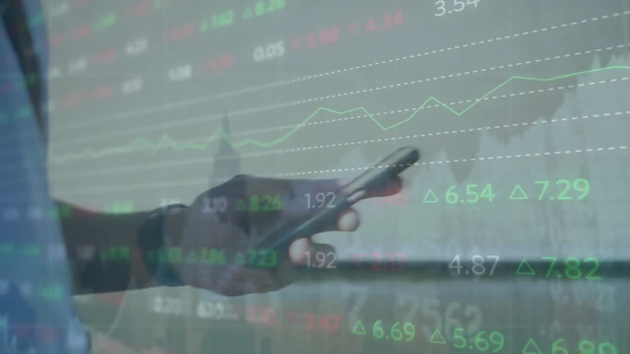 animación del procesamiento de datos financieros sobre el hombre utilizando un teléfono inteligente