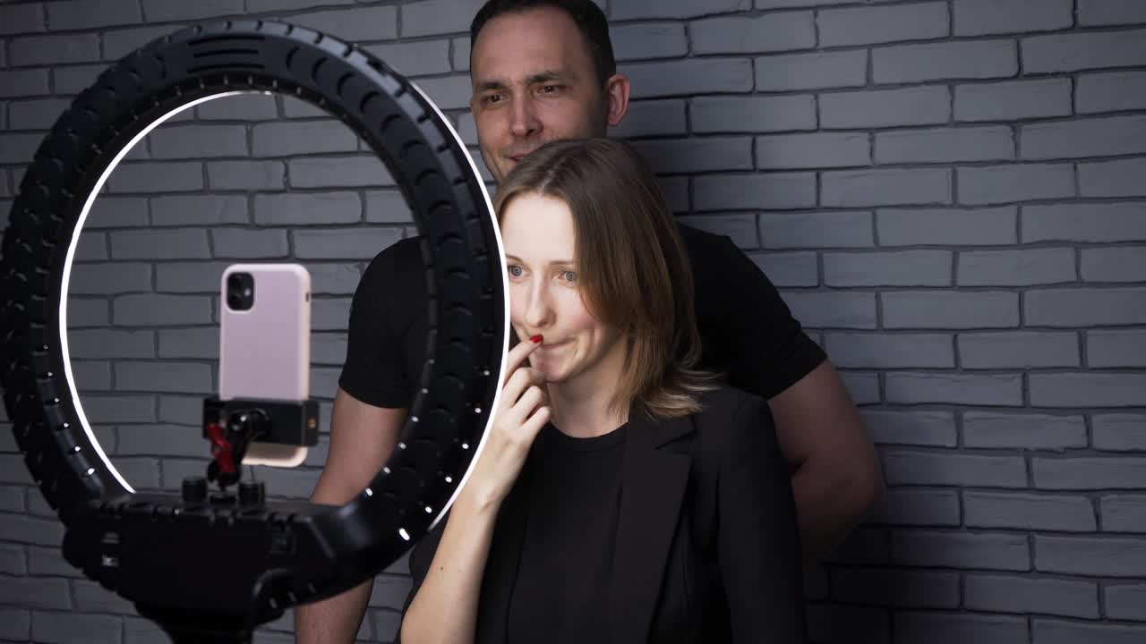 una pareja de bloggers con una lámpara led de anillo hablando con sus seguidores