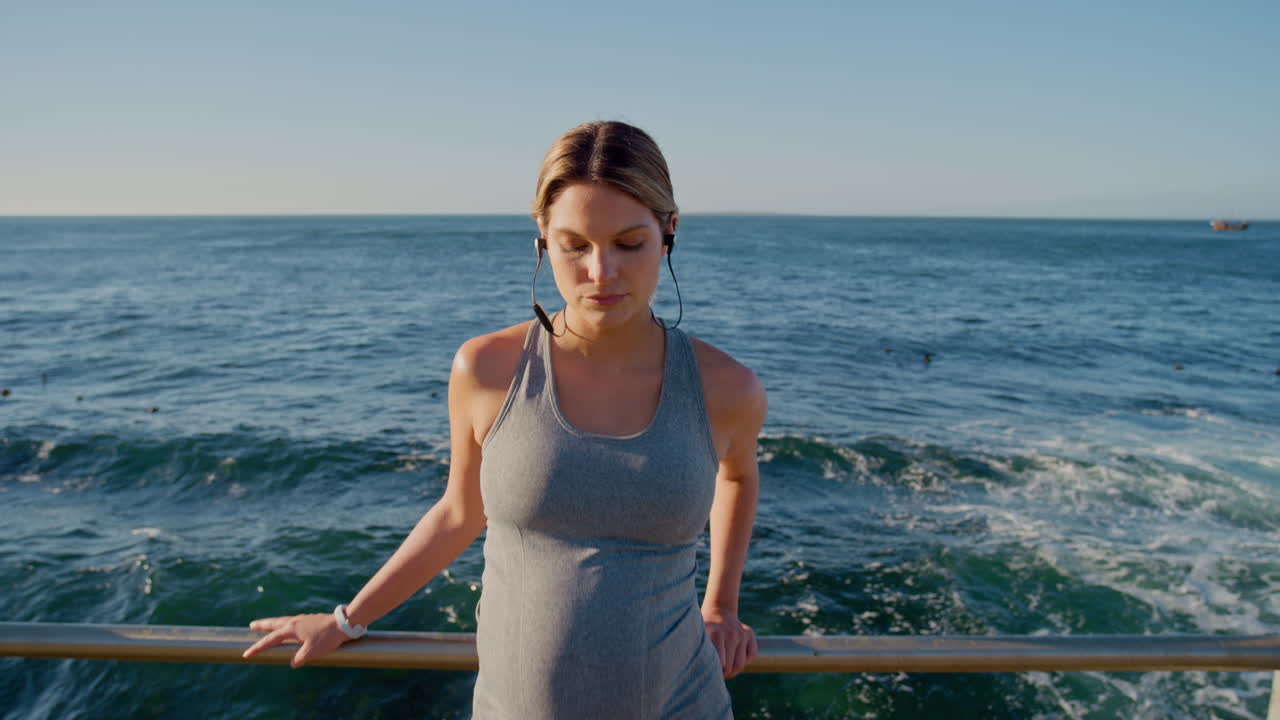 얼굴, 피트니스 또는 해변에서 임신한 여성