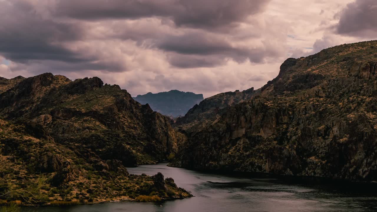 río salado que desemboca en el lago saguaro en un lapso de tiempo tormentoso