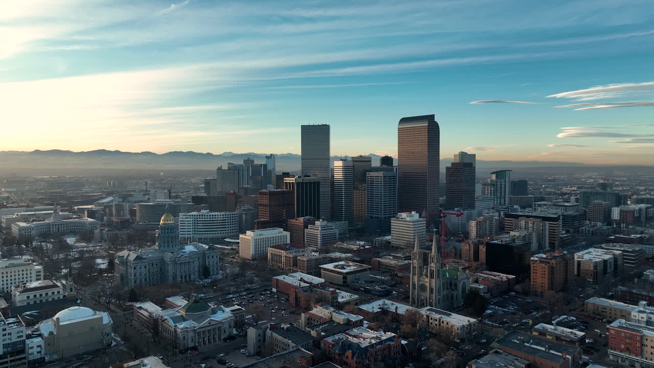 Panoramica aerea vivida al tramonto con vista della città di Denver, Colorado.