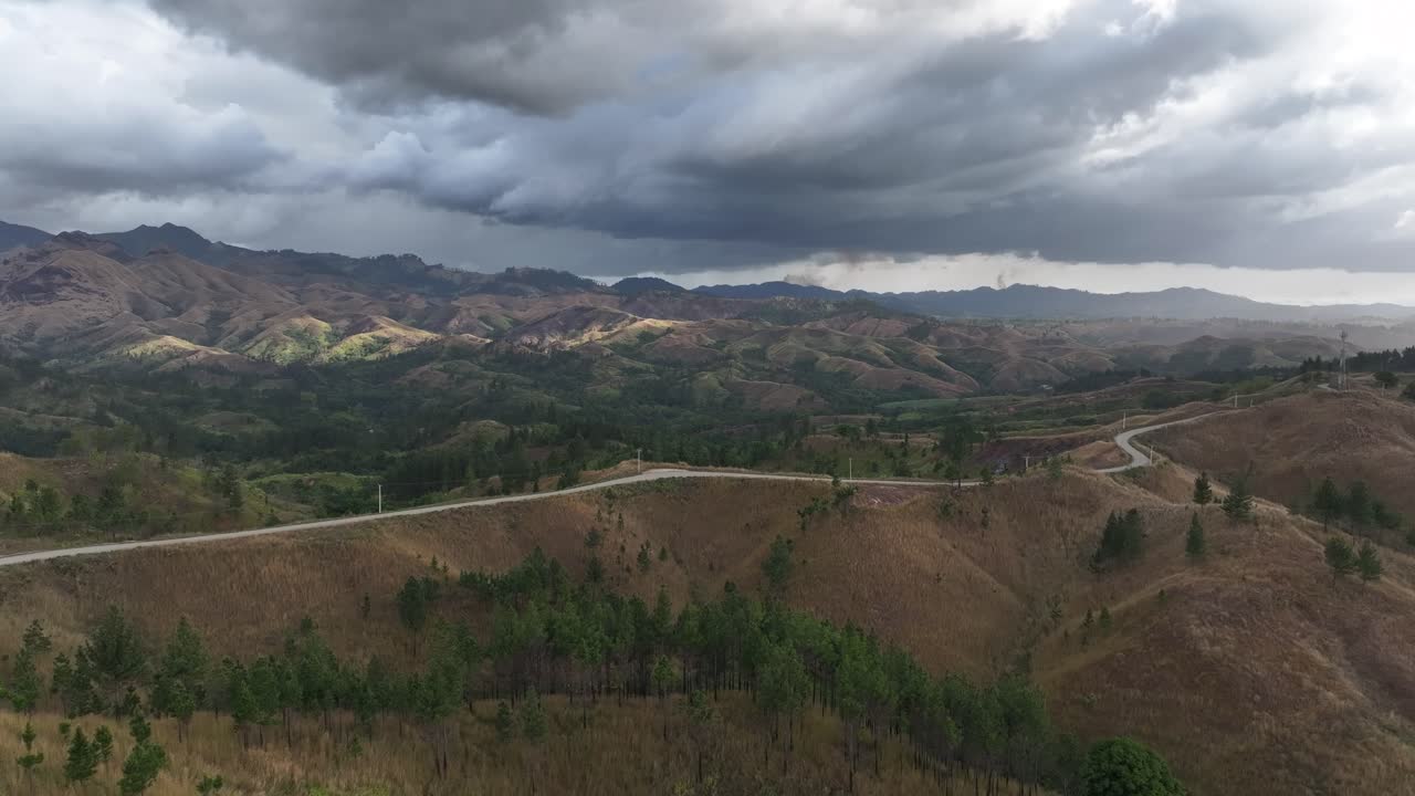video del avión no tripulado sobre las montañas de fiji