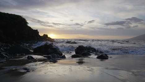 Olas-Que-Impactan-En-Una-Playa-Rocosa-Al-Atardecer-En-Maui-Hawaii